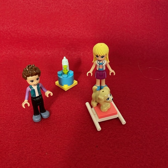 LEGO Friends Pet Clinic Ambulance 41694 Building Kit - Picture 3 of 5